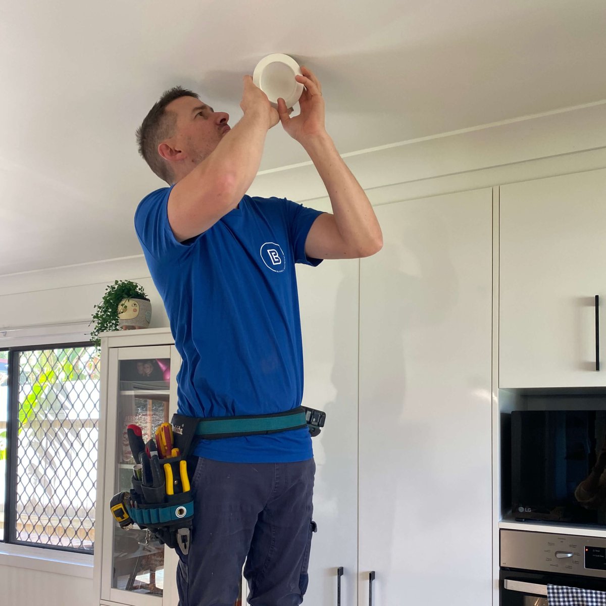 Emergency electrician repairing power outage in Byron Bay NSW